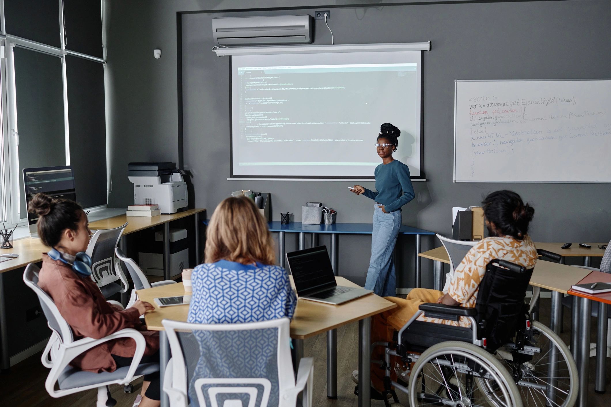 Technical presentation and skills instruction in a lab environment